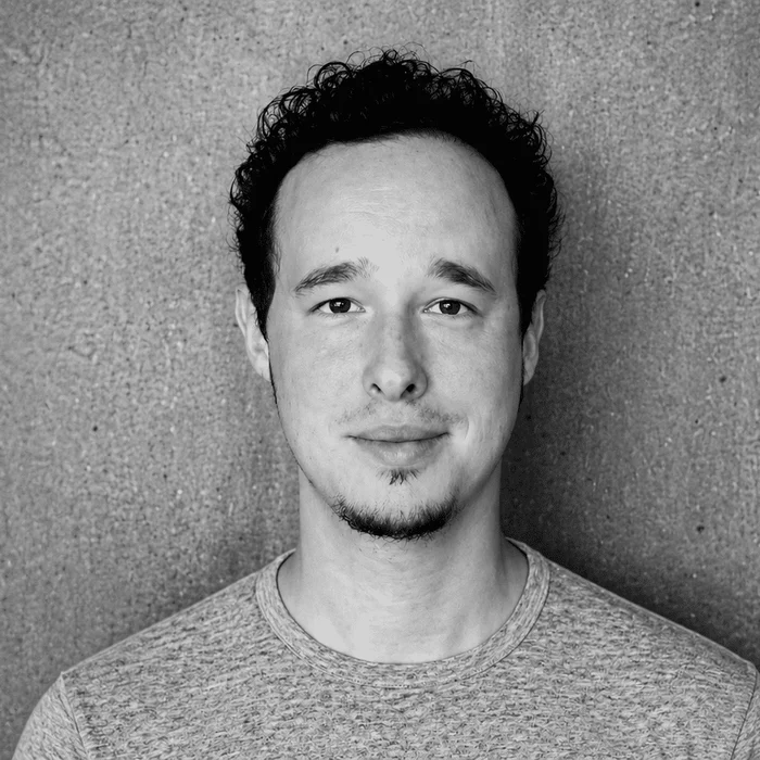 Porträt von Finn Martens, Architekt und Gründer von Strawberry Studio